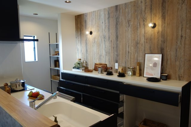 千曲市 杭瀬下５丁目のキッチン|対面式のキッチンが特徴のLDK！リビングの様子を見ながら料理ができお子様のいるご家庭でも安心です♪