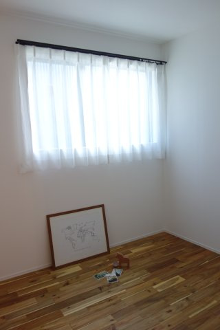 千曲市 杭瀬下５丁目の洋室|日当たり風通しともに良好！明るく朝を迎えられるつくりになっています♪