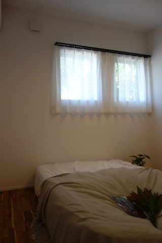 千曲市 杭瀬下５丁目の洋室|日当たり風通しともに良好！明るく朝を迎えられるつくりになっています♪