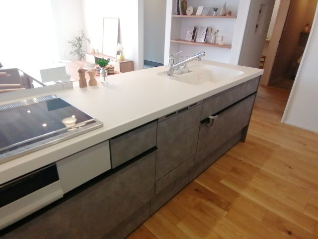 千曲市 杭瀬下５丁目のキッチン|対面式のキッチンが特徴のLDK！リビングの様子を見ながら料理ができお子様のいるご家庭でも安心です♪