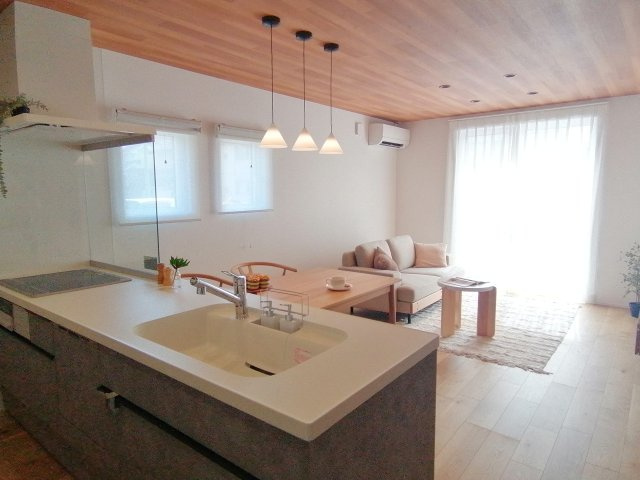 千曲市 杭瀬下５丁目の居間・リビング|家族の会話が弾む開放的なカウンターキッチンです♪