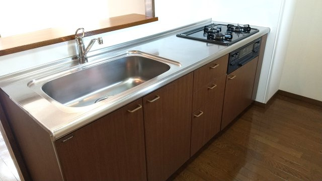 八戸市長根１丁目のアパートのキッチン