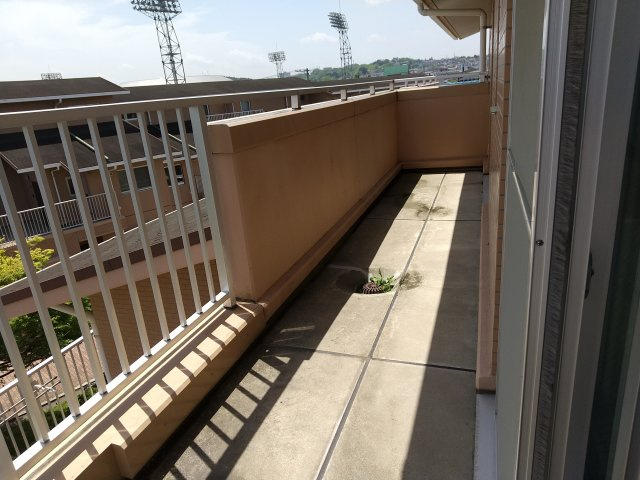 八戸市長根１丁目のアパートのバルコニー