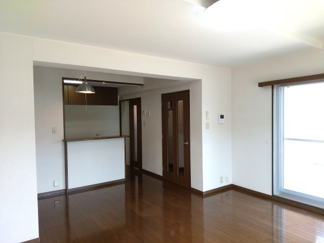 八戸市長根１丁目のアパートの居間・リビング