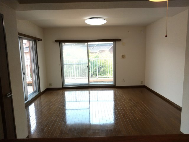 八戸市長根１丁目のアパートの居間・リビング