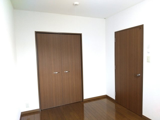 八戸市長根１丁目のアパートの洋室