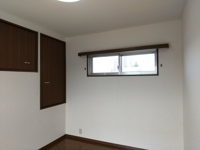 八戸市長根１丁目のアパートの洋室