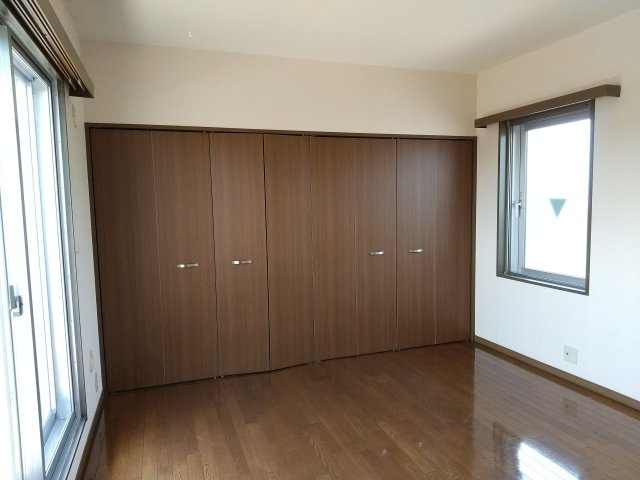 八戸市長根１丁目のアパートの洋室