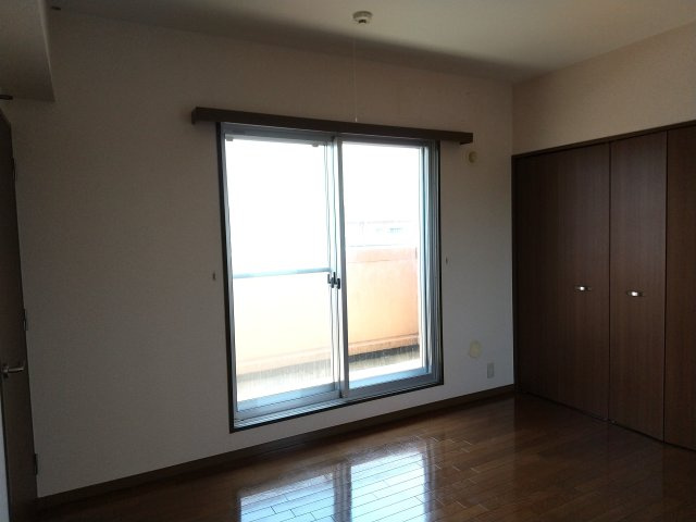 八戸市長根１丁目のアパートの洋室