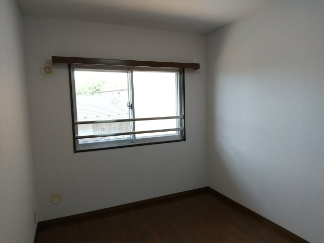 八戸市長根１丁目のアパートの洋室