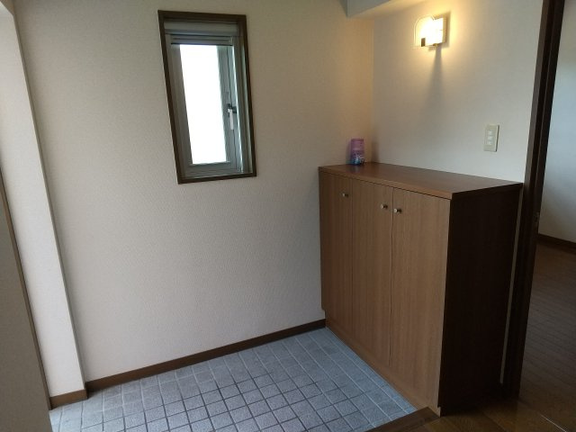 八戸市長根１丁目のアパートの玄関