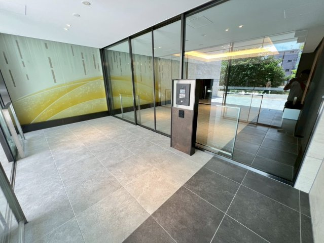 シャルマンフジ和歌山市駅レジタージュのエントランス