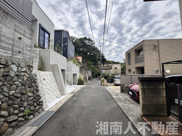 鎌倉市稲村ケ崎５丁目７７１－４４新築戸建の前面道路含む現地写真|前面道路含む現地写真です