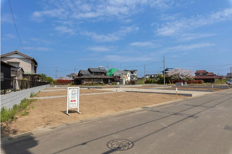 敷地面積42坪　売地　川越市藤木町の前面道路含む現地写真|接道幅も広い為お車の出し入れ等使い勝手が良いです♪