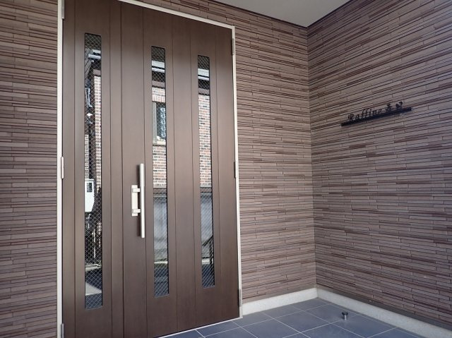 ラフィーネ春日のエントランス