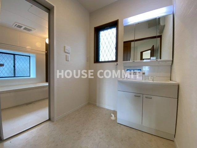 八街市吉倉　中古戸建の独立洗面台