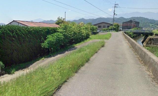 多喜浜2丁目　売土地の前面道路含む現地写真