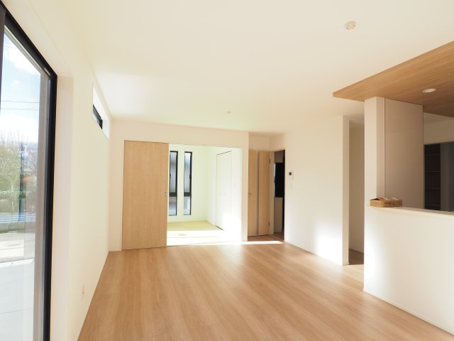 【居間・リビング】 | ＧＲＡＦＡＲＥ　町庭坂字一本杉　２号棟 | ★内覧予約で新米4kg★