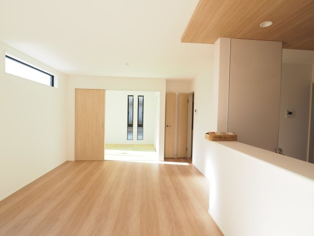 【居間・リビング】 | ＧＲＡＦＡＲＥ　町庭坂字一本杉　２号棟 | ★内覧予約で新米4kg★