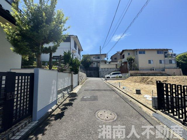 鎌倉市腰越１丁目１７－１１新築戸建の前面道路含む現地写真|前面道路含む現地写真です