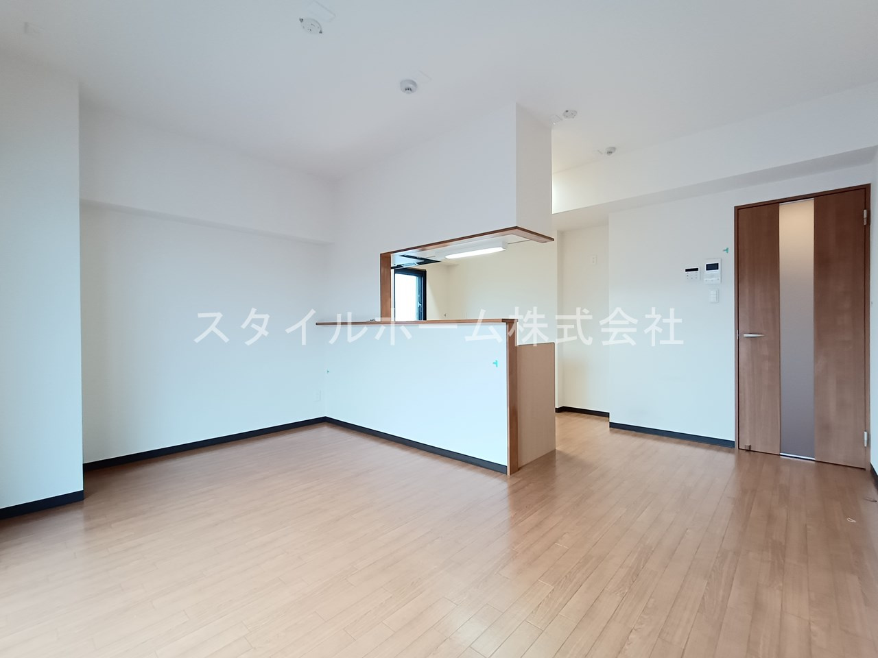 テイビービルの居間・リビング|別部屋写真です。