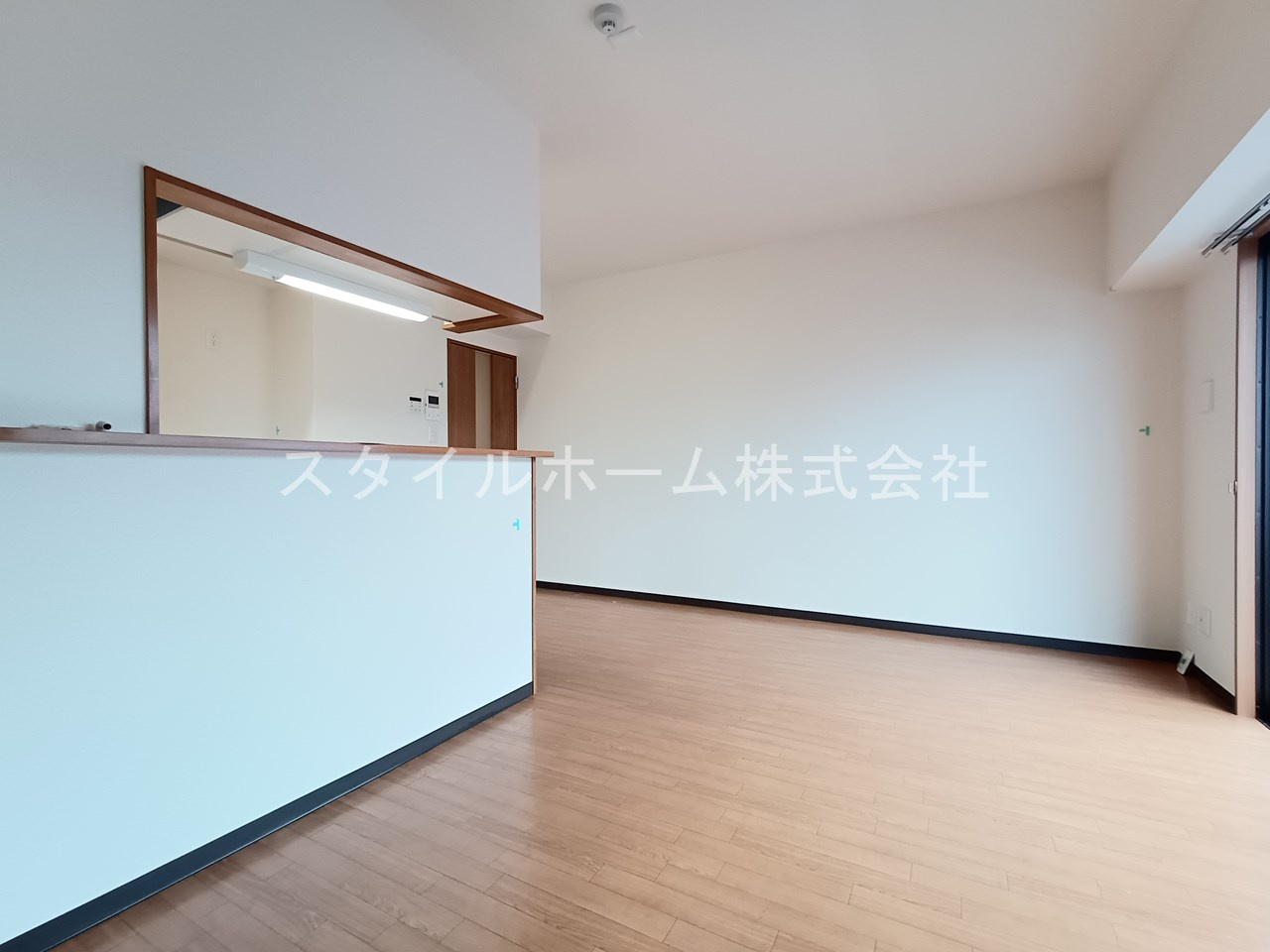 テイビービルの居間・リビング|別部屋写真です。