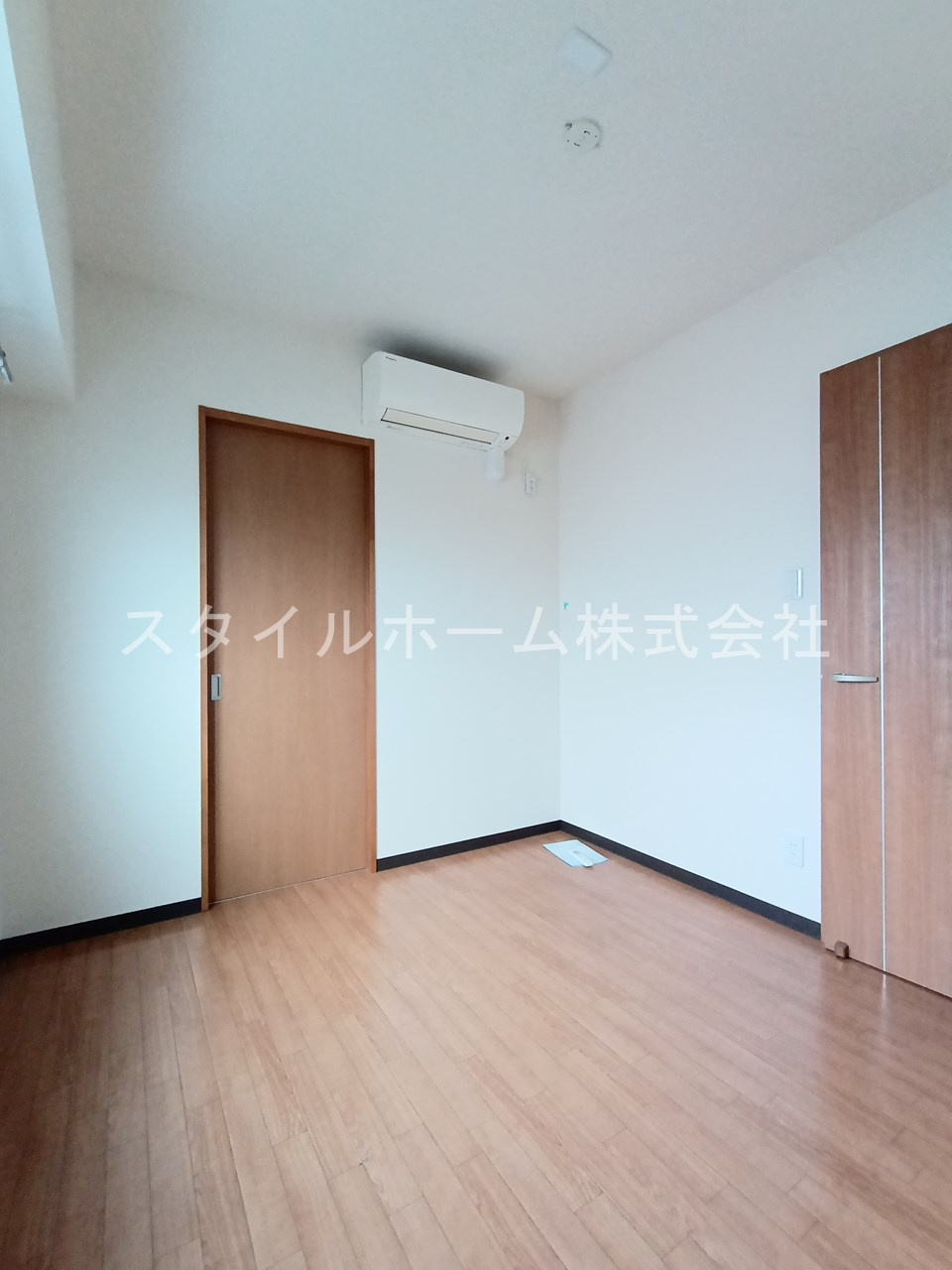 テイビービルの洋室