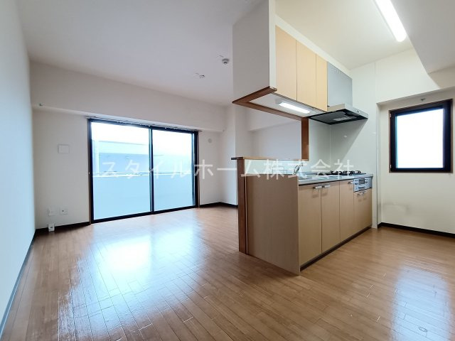 テイビービルの居間・リビング|別部屋写真です。