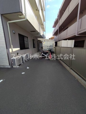 テイビービルの駐車場