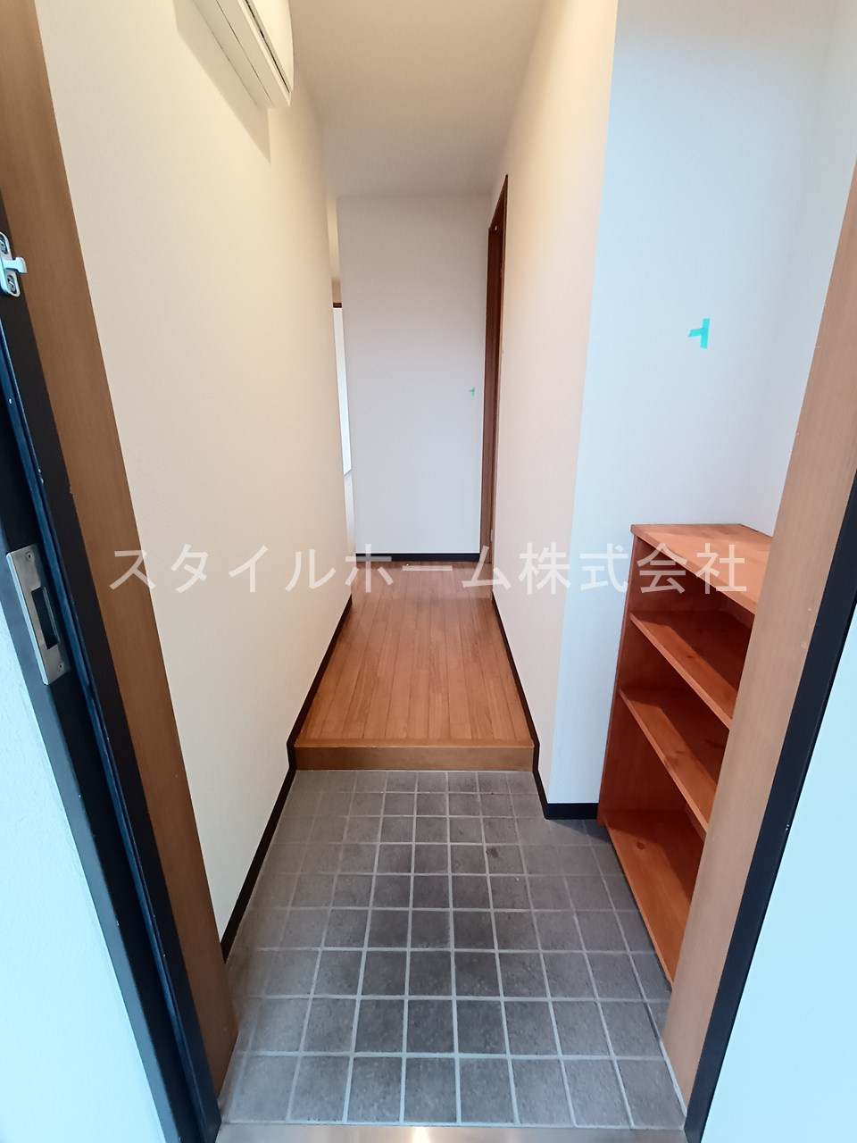 テイビービルの玄関|別部屋写真です。