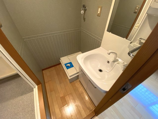 159Bldgの独立洗面台|独立洗面台、小物を置くことができて便利です