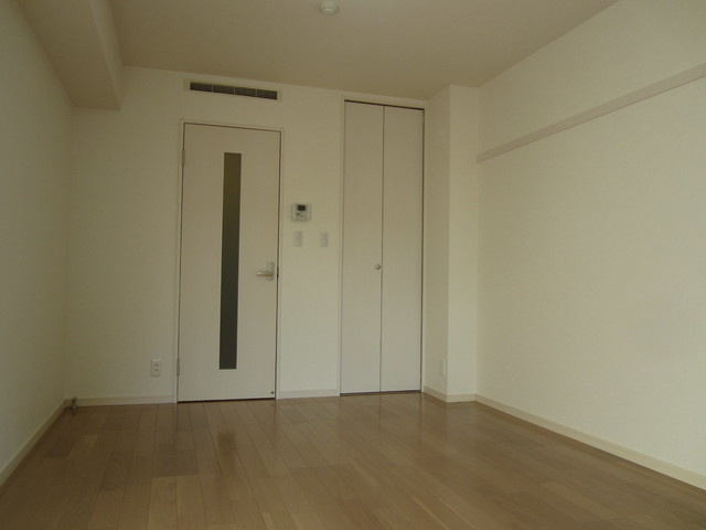 プリムローズ宮前平の寝室|バルコニーから室内へ