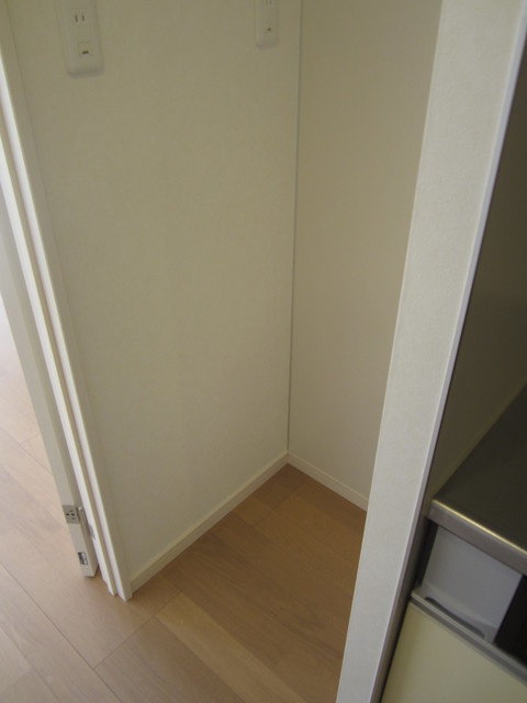 プリムローズ宮前平の居間・リビング|冷蔵庫置き場もございます