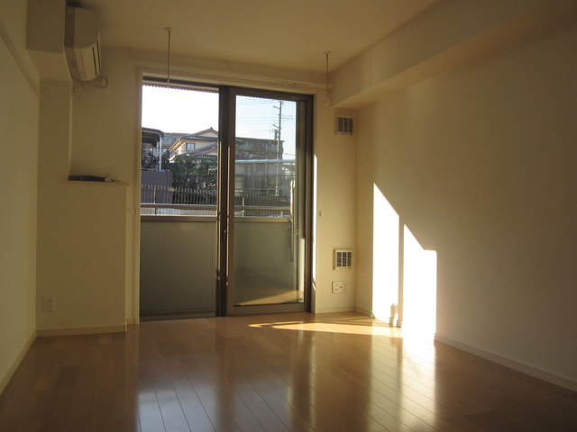 プリムローズ宮前平の居間・リビング|ゆったり広めの洋室７．９帖