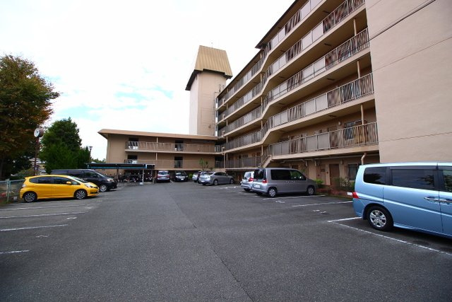 春日丘グリーンハイツB棟の駐車場|駐車場に車を止められます