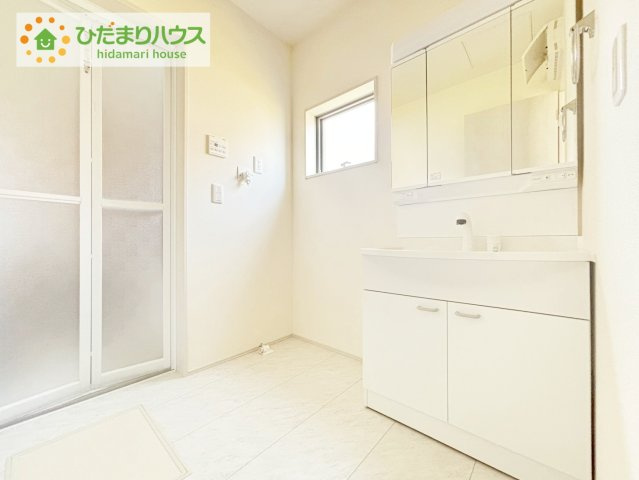 いわき市内郷高坂町2丁目第2　新築戸建　1号棟の独立洗面台|"三面鏡の大きな鏡は憧れます(^^♪
鏡の後ろは収納となっていて、細かいものでも収納できるのでスッキリと整理できます！"