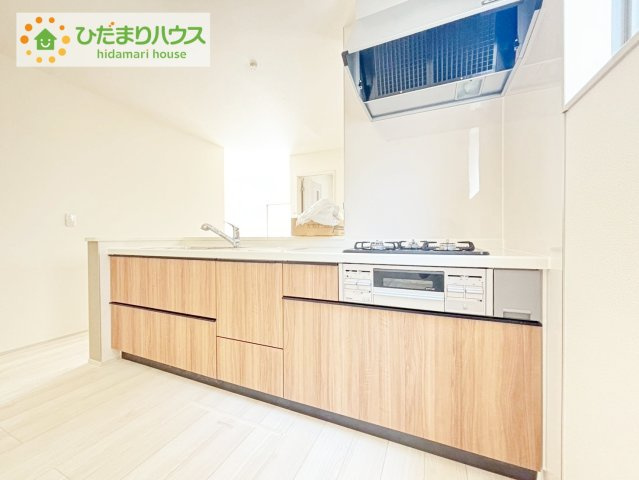 いわき市内郷高坂町2丁目第2　新築戸建　1号棟のキッチン|3口コンロでお料理する時間も短くなりそうですね(*‘∀‘)