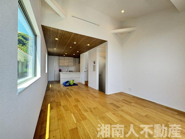 鎌倉市七里ガ浜２丁目５－２２戸建ての居間・リビング|こちらのリビングで趣味の時間をお楽しみください