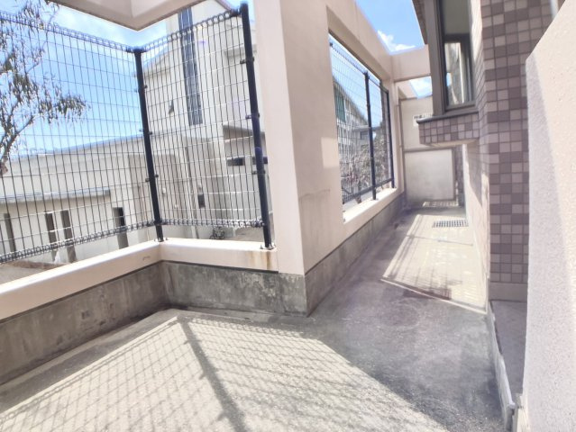 ワコーレロイヤルヒルズのバルコニー|暖かな日差しのふりそそぐバルコニー