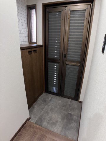 ワコーレロイヤルヒルズの玄関|収納もある玄関です