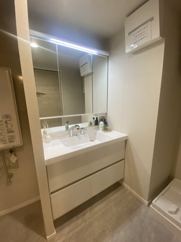 河原町スカイマンションの独立洗面台|新品に交換済。