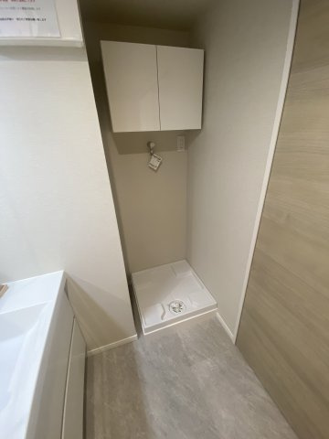 河原町スカイマンションのランドリースペース|新品に交換済。便利なリネン庫付き♪