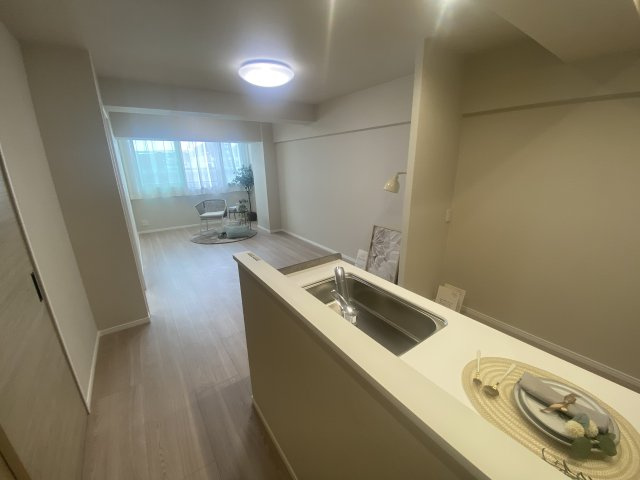 河原町スカイマンションの居間・リビング|15.6帖です。