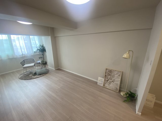 河原町スカイマンションの居間・リビング|大窓から光が差し込み、明るいリビング♪