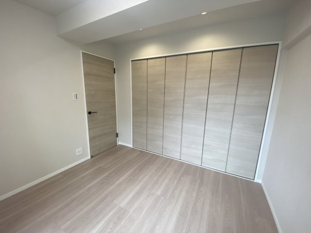 河原町スカイマンションの洋室|広々クローゼット完備！