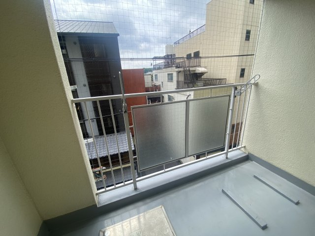 河原町スカイマンションのバルコニー|西向きです。大通りの裏手に面しているので、騒音はそこまで気になりません♪