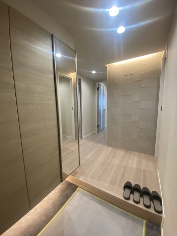 河原町スカイマンションの玄関|優しい色合いが落ち着きますね♪
