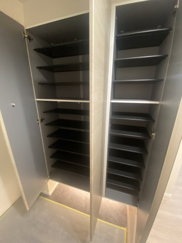 河原町スカイマンションの収納|お出かけ前のチェックに便利な姿見付！収納力バッチリ◎