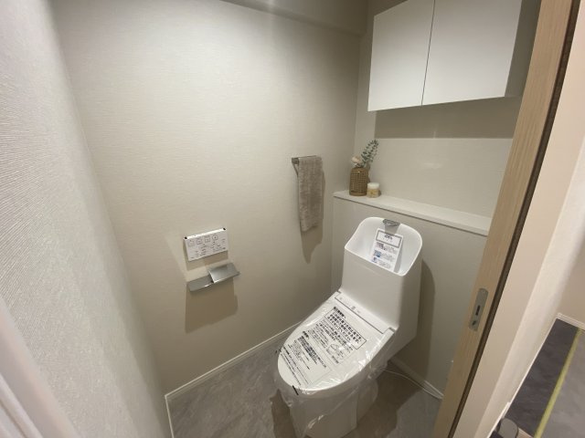 河原町スカイマンションのトイレ|新品に交換済。ナチュラルな風合いが良い感じですね♪