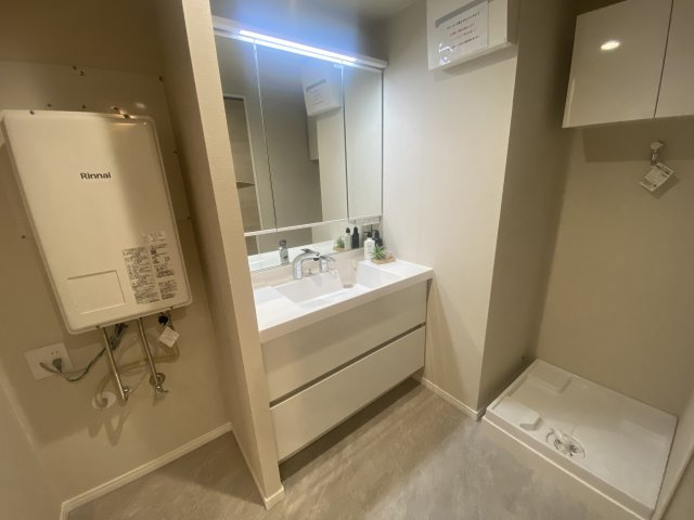河原町スカイマンションの独立洗面台|白基調で清潔感のある洗面スペース♪
